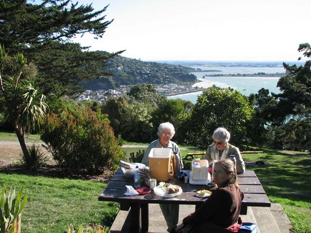 2007-05-16 NZ Sumner, Godley Head, Lyttelton IMG_7513 Picnicing with new friends met on the trail